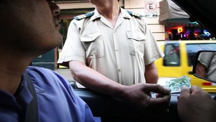 Sentencian y cancelan licencia a dos conductores por dar coima