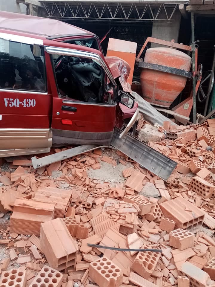 Tico impacta contra material de construcción en Alto Selva Alegre