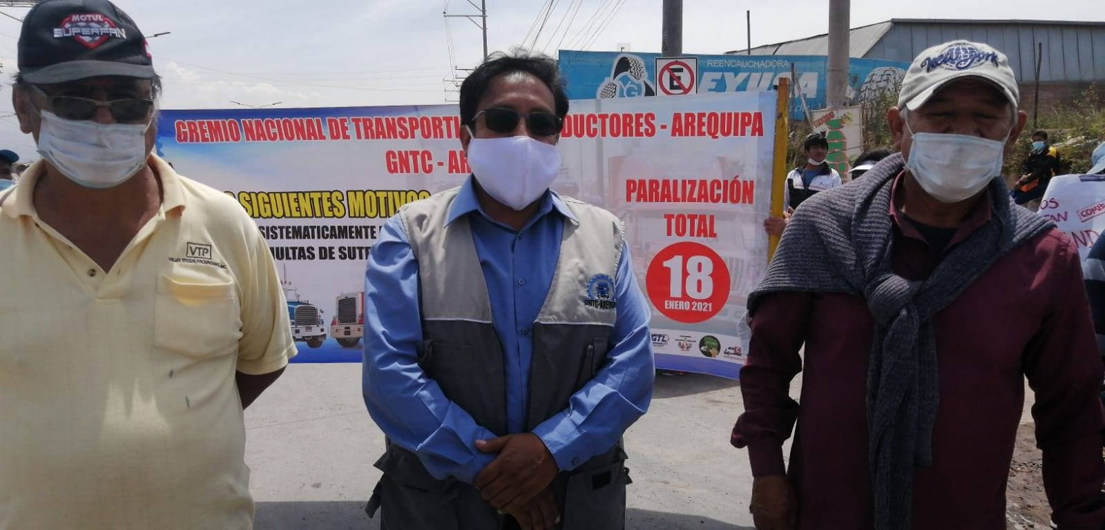 Transportistas protestan debido al alza del precio del combustible