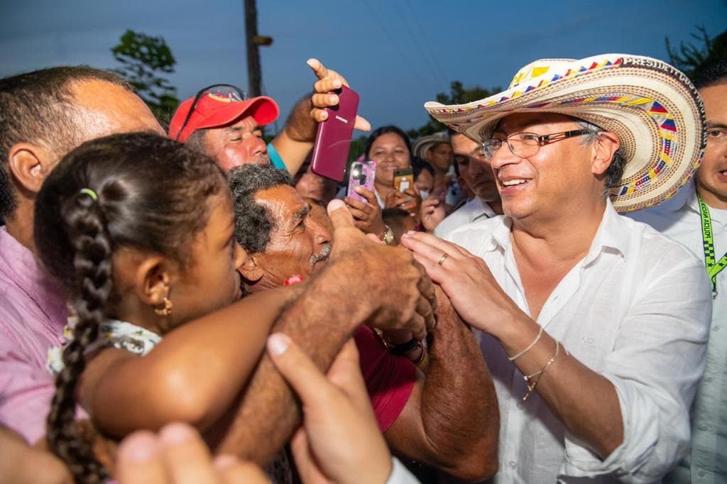 Evacúan bomba hallada en un área visitada por Gustavo Petro