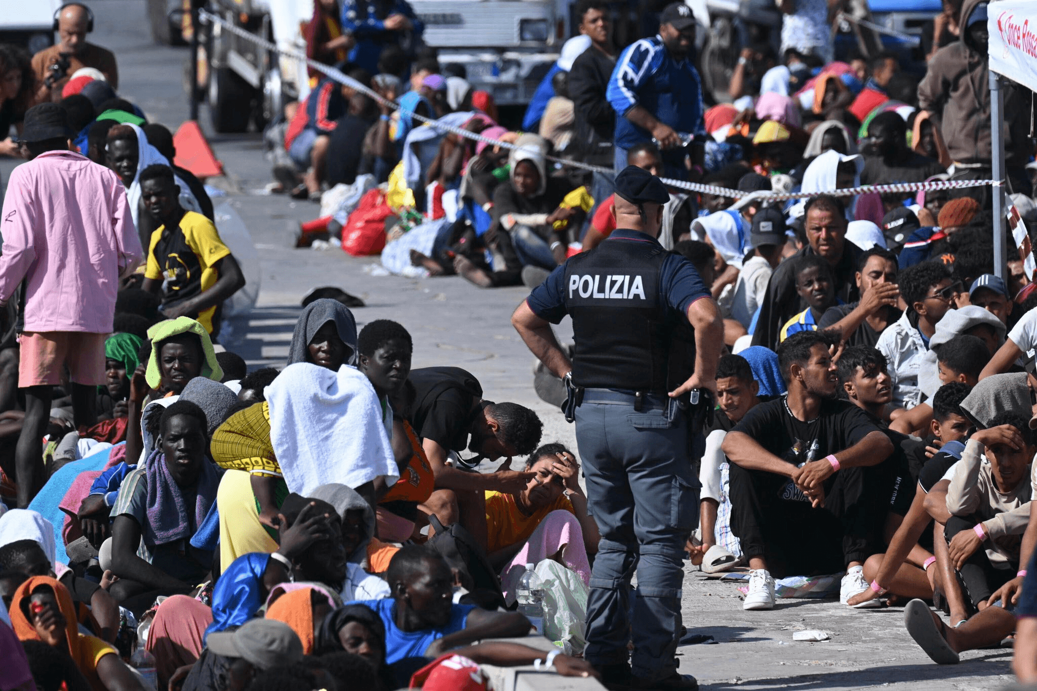 Italianos bloquean muelles para impedir el ingreso de migrantes
