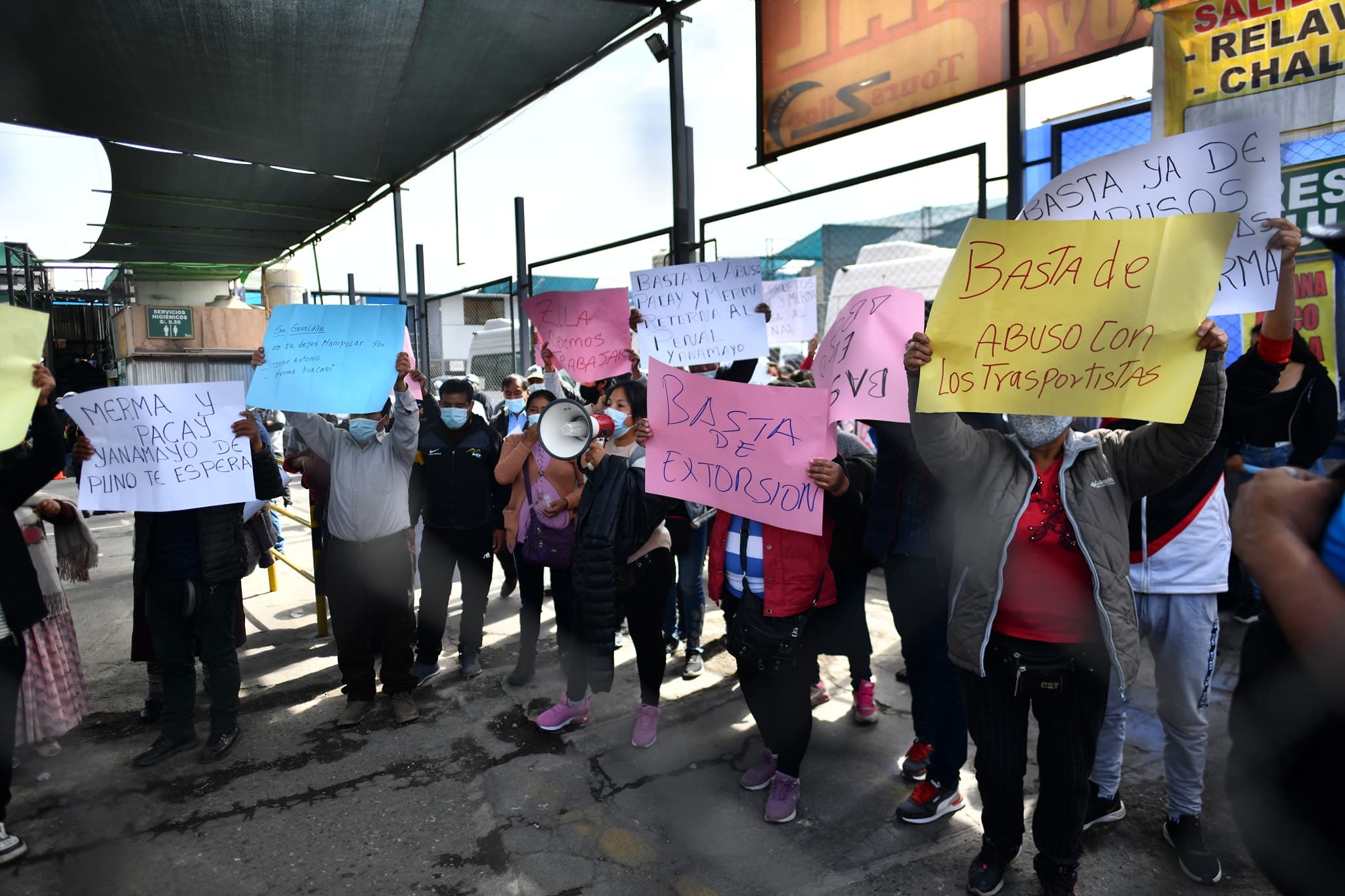Transportistas de minivans denuncian a terminal por desalojarlos