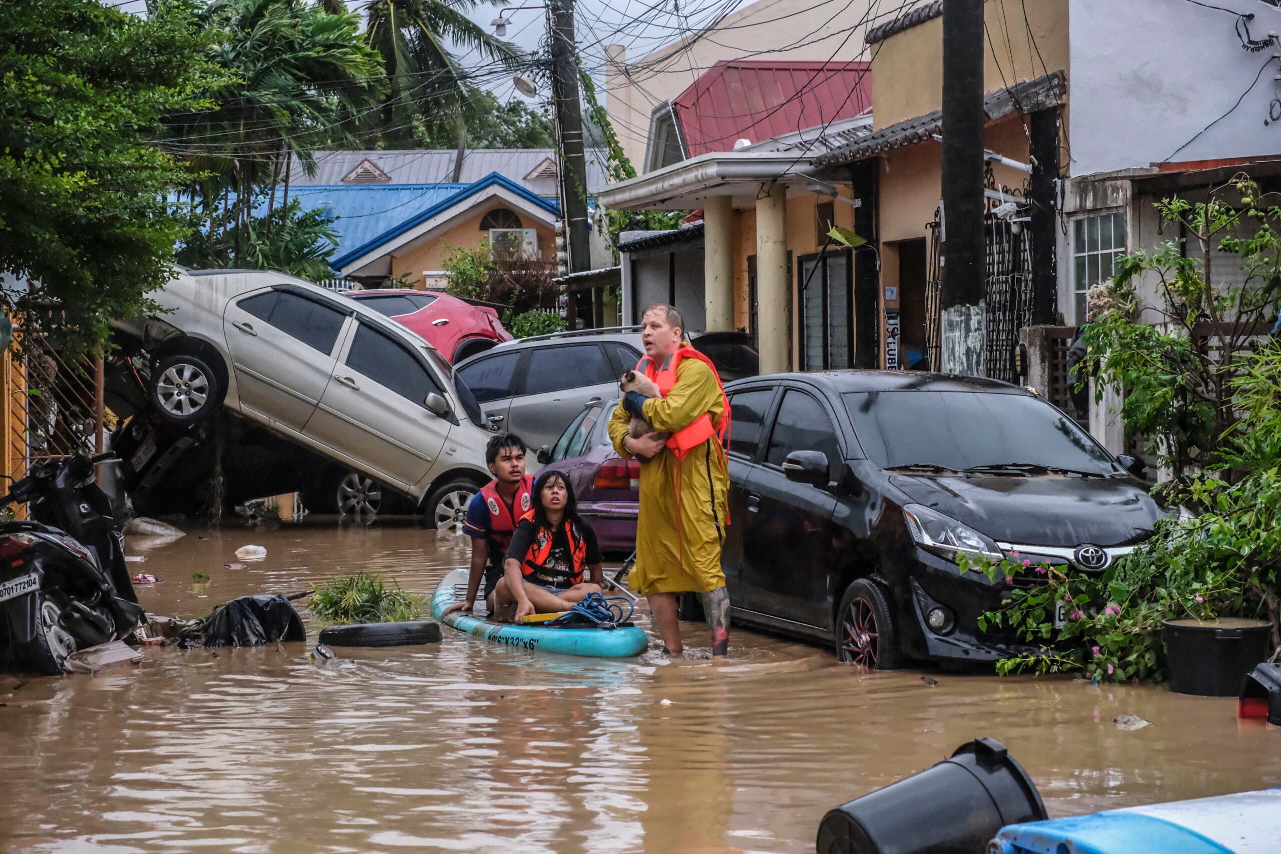 Tifón deja 26 muertos y 400 mil desplazados en Filipinas