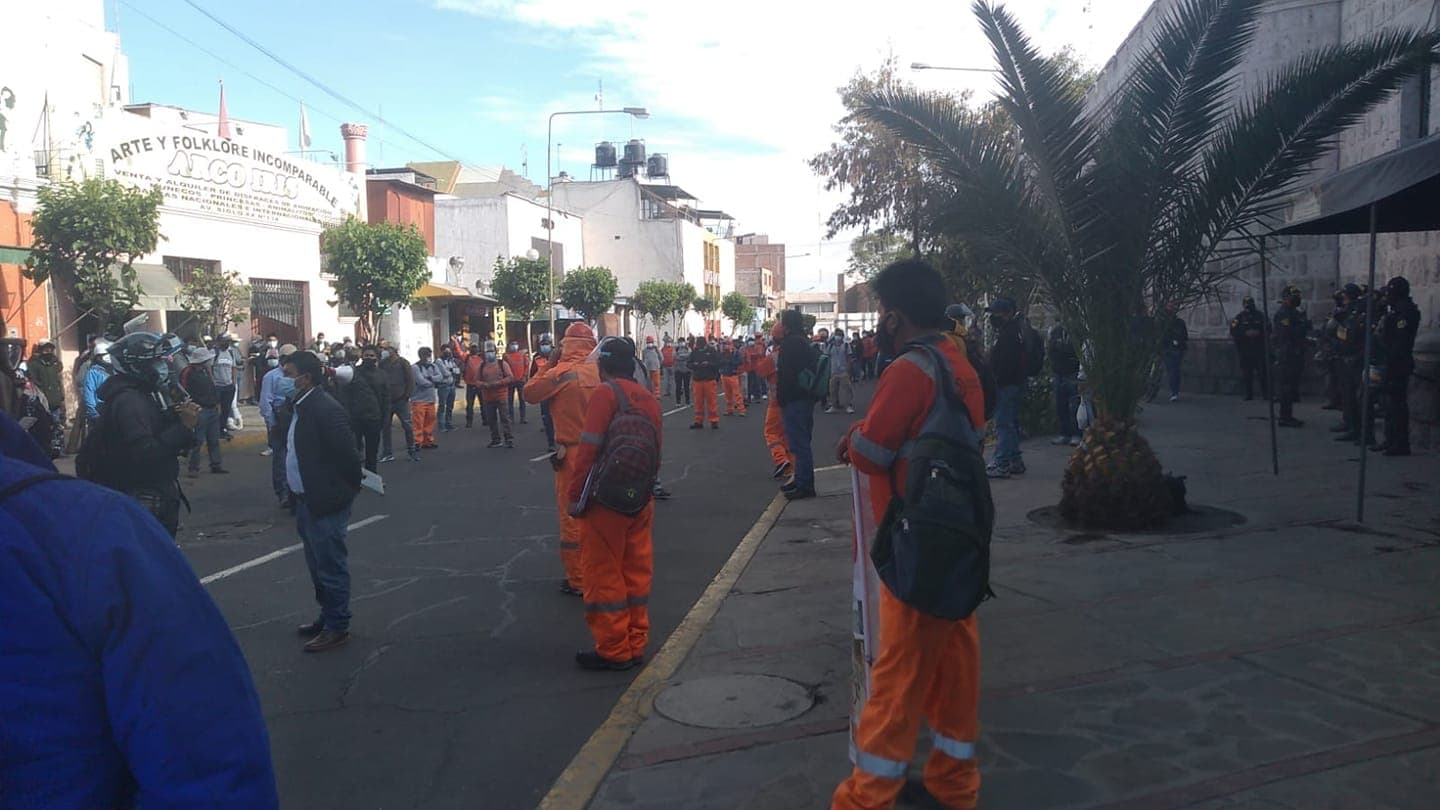 Trabajadores realizaron plantón a las afueras del INPE