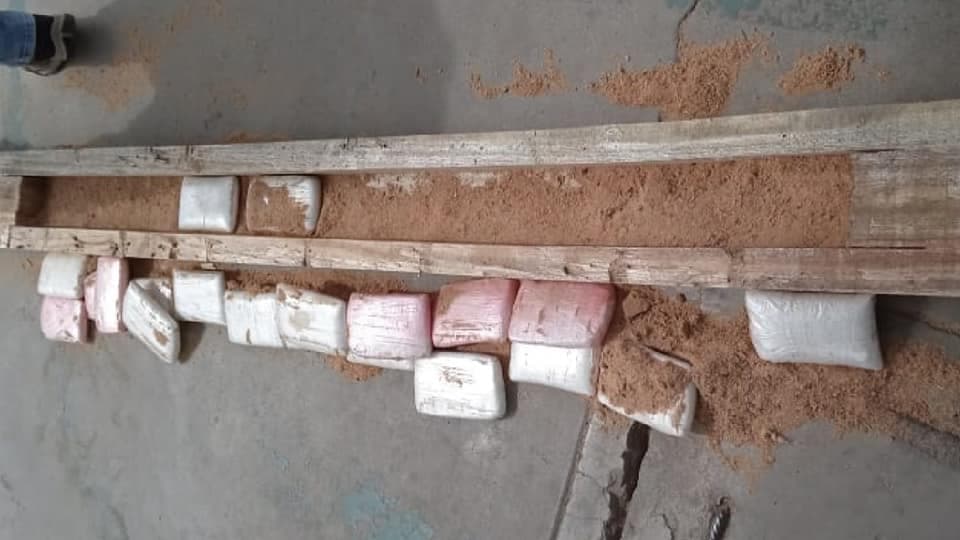 Arequipa: sujeto intentó ingresar droga y cajetillas de cigarrillos a penal