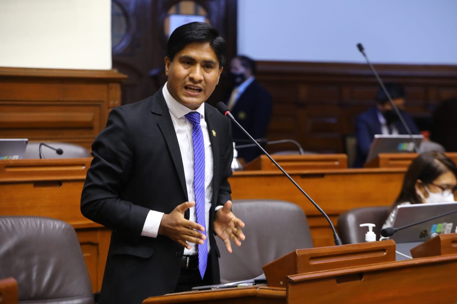 Legislador pide a Boluarte hacer cambios en algunos ministerios