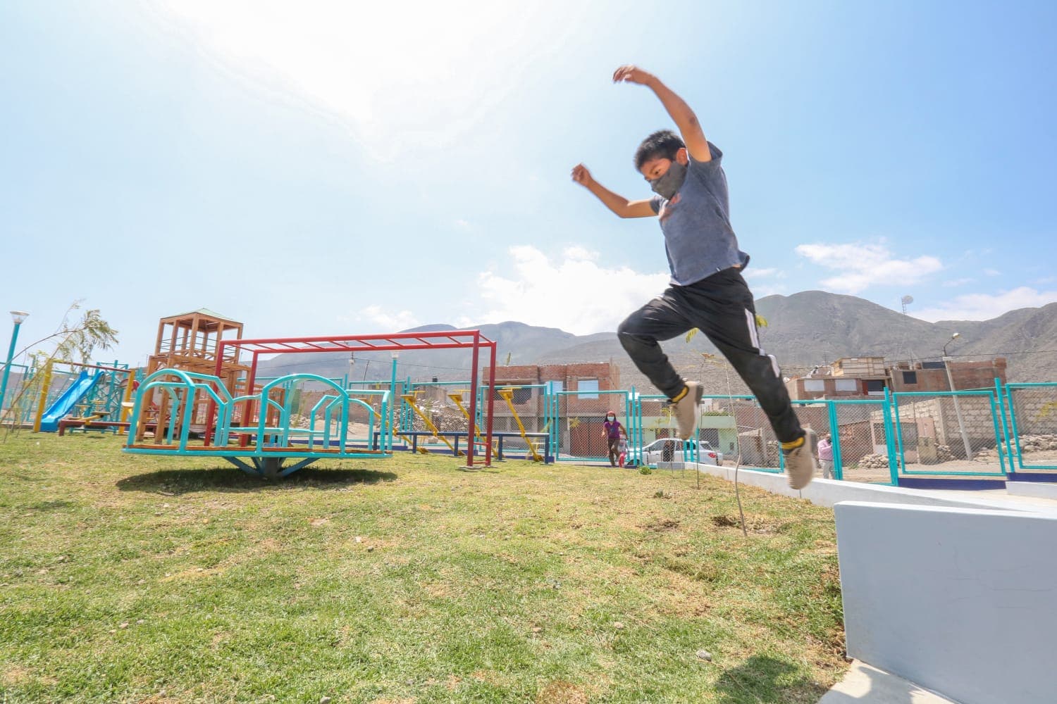 Inauguran 3 parques en el distrito de Yura