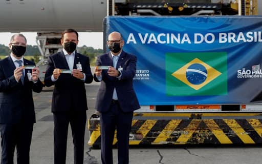 COVID-19 | Brasil recibe material para preparar un millón de dosis de vacunas