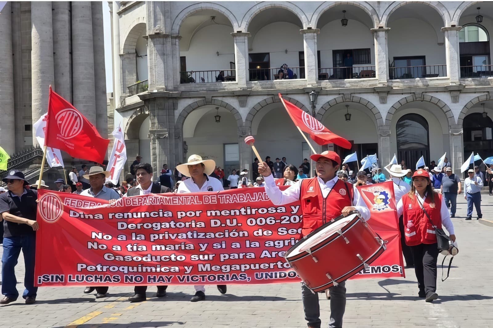 Sindicatos de Arequipa marchan exigiendo mejoras laborales