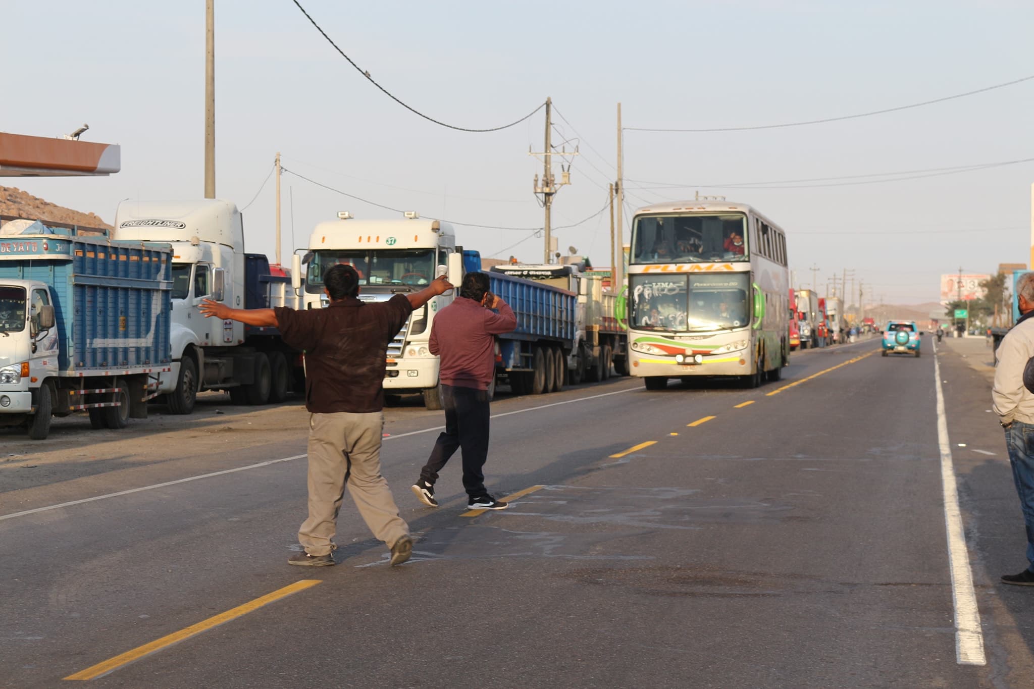 Transportistas protestan por alza de combustible