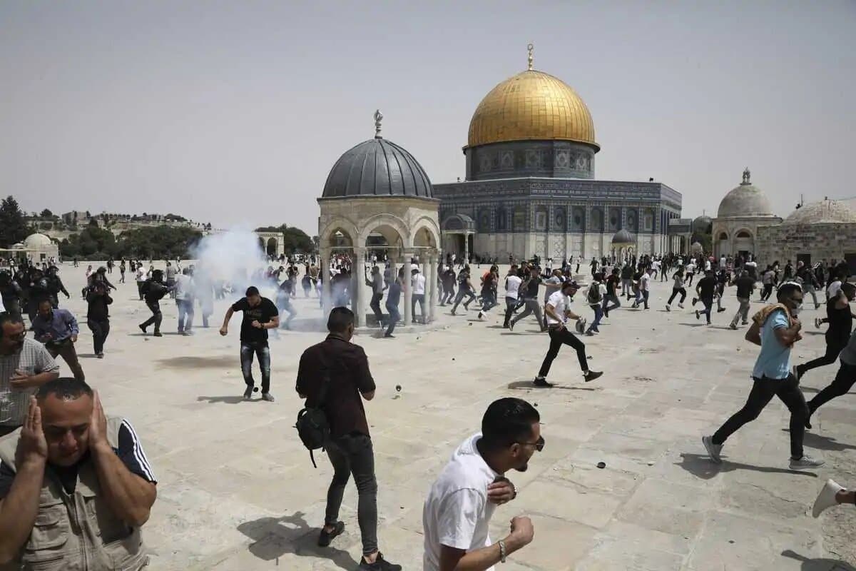 Policía israelí vuelve a atacar a musulmanes en la mezquita de Al-Aqsa