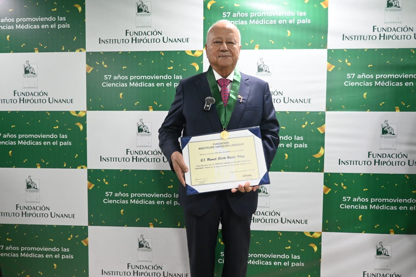 Rector de la UCSM recibió "Medalla de Oro Hipólito Unanue 2024"