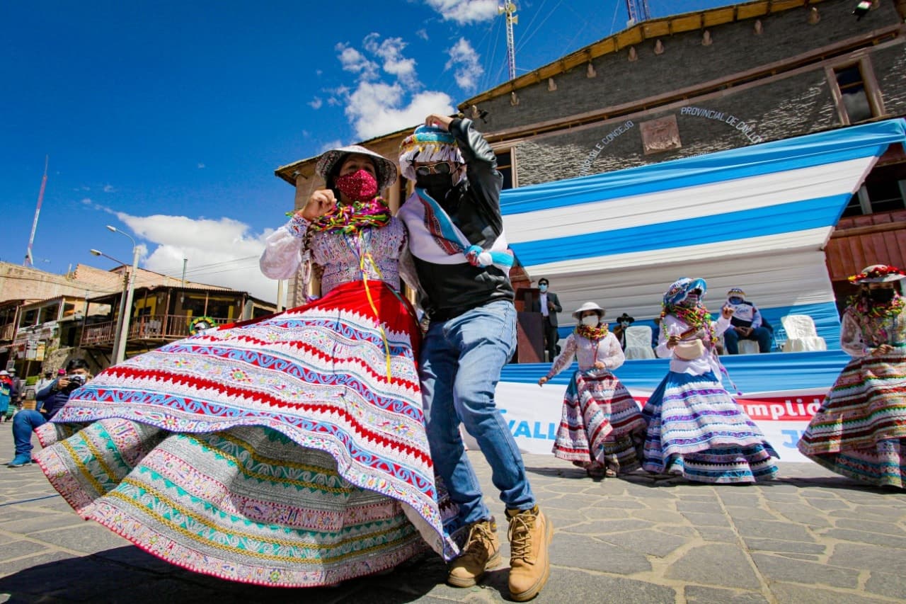Llica se olvida del distanciamiento durante ceremonia en Chivay