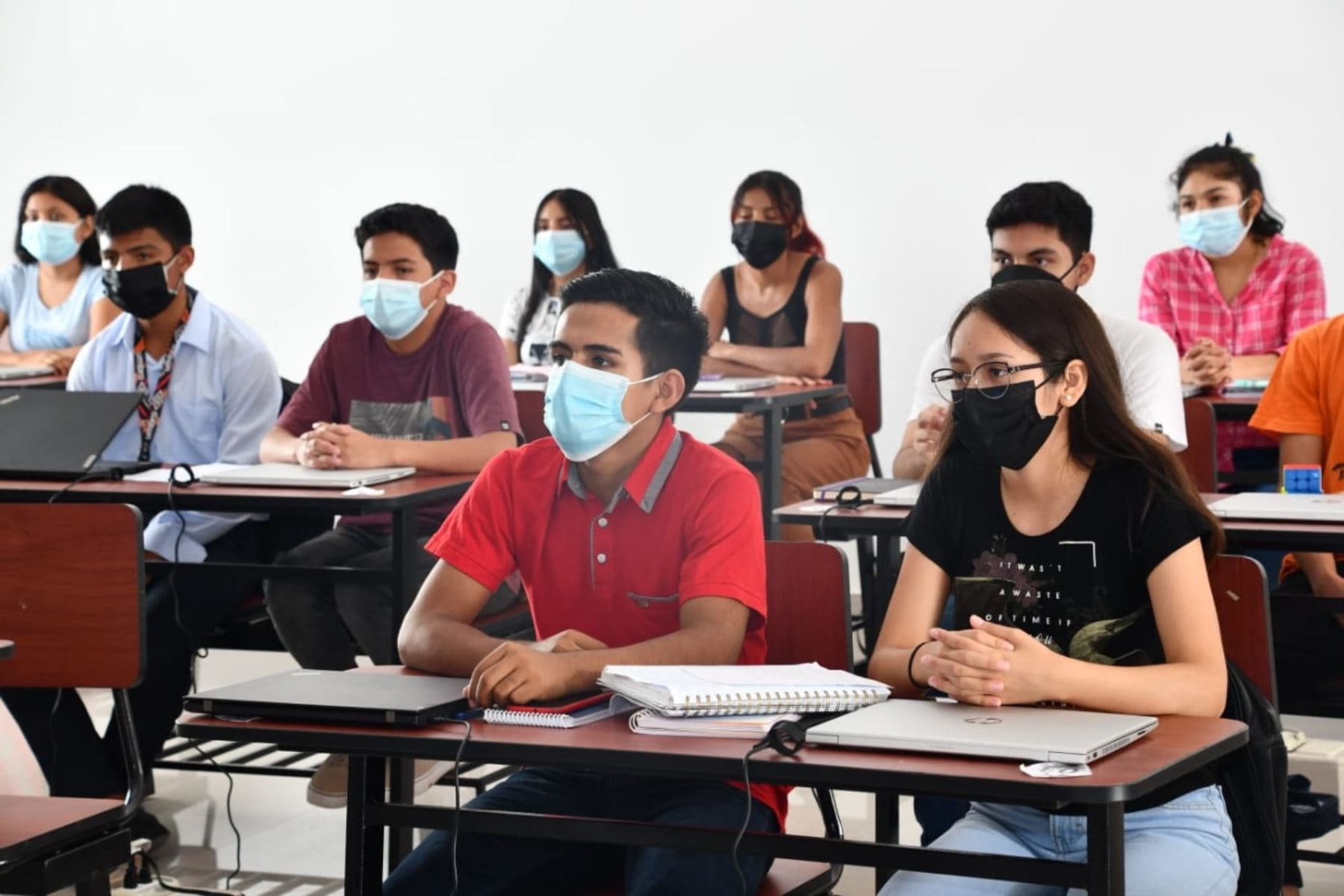 Universitarios deben regresar a clases presenciales