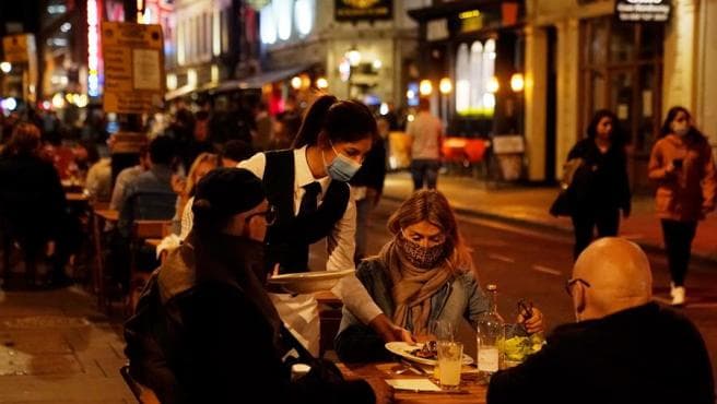 Reino Unido y Países Bajos ordenan cierres de locales