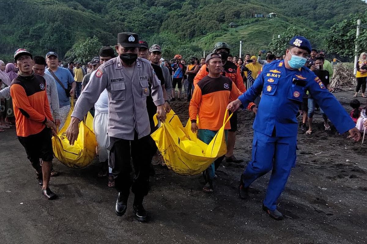 Diez de personas mueren al ser arrastradas por el mar