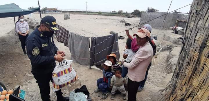 Policías donan ropa y alimentos a familia afectada por incendio