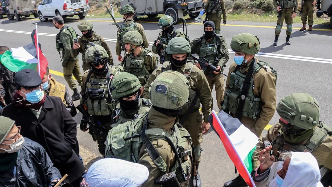 Soldados israelíes detienen a niños que buscaban comida