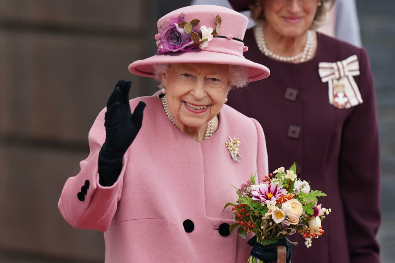 Reina Isabel II se recupera de la COVID-19