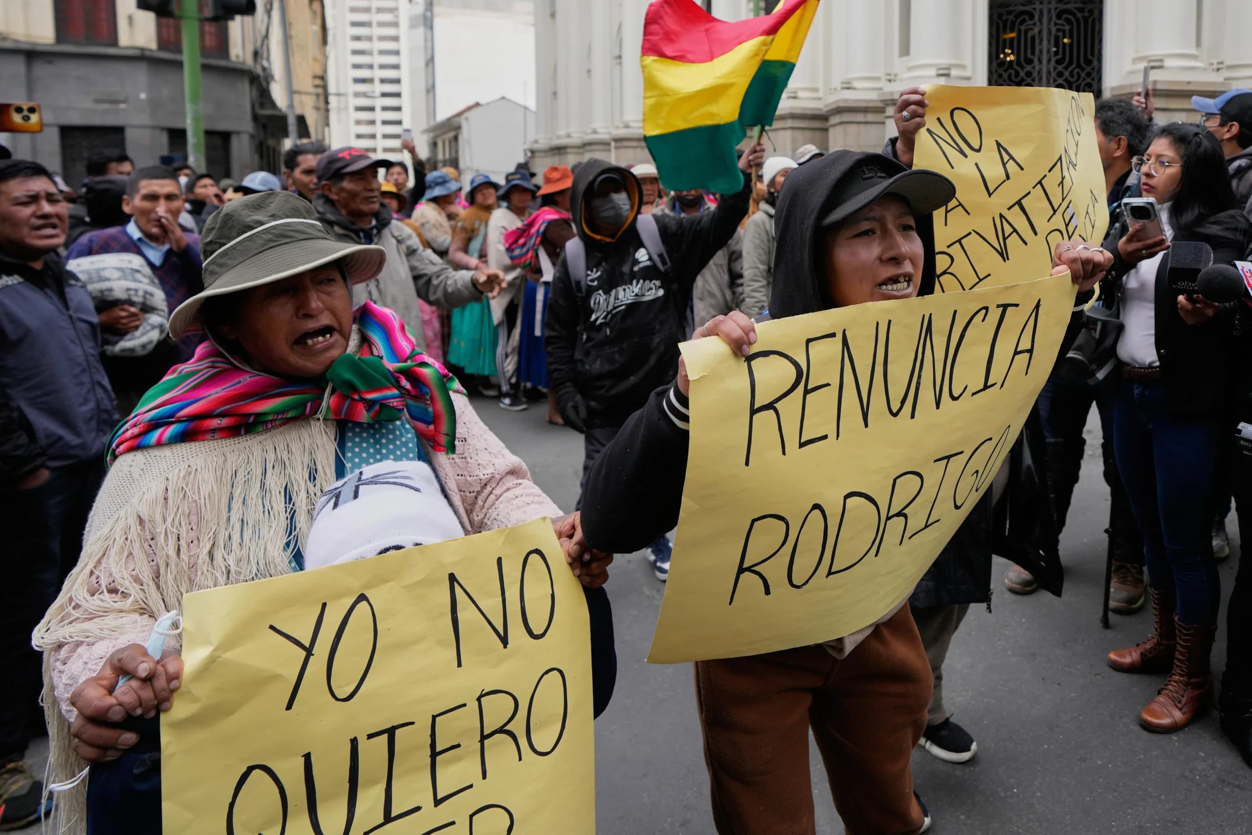 Congreso boliviano debate estado de excepción por bloqueos y crisis