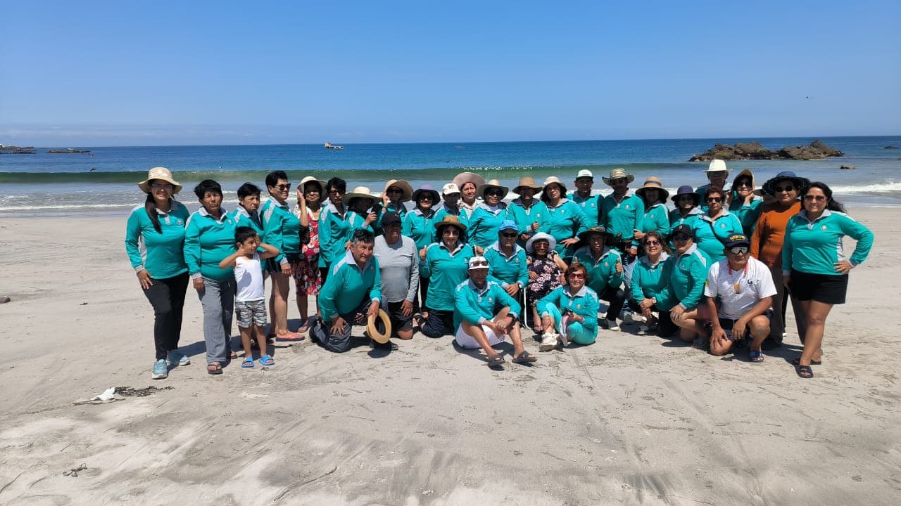 Adultos mayores disfrutan jornada en playa de Ilo
