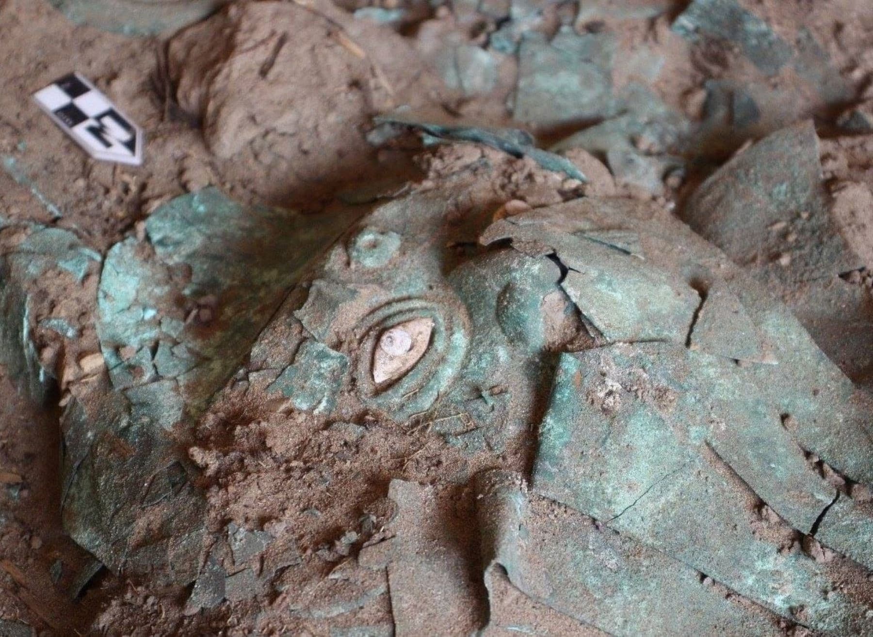 Catalogan 200 piezas metálicas halladas en huaca El Pueblo de Úcupe