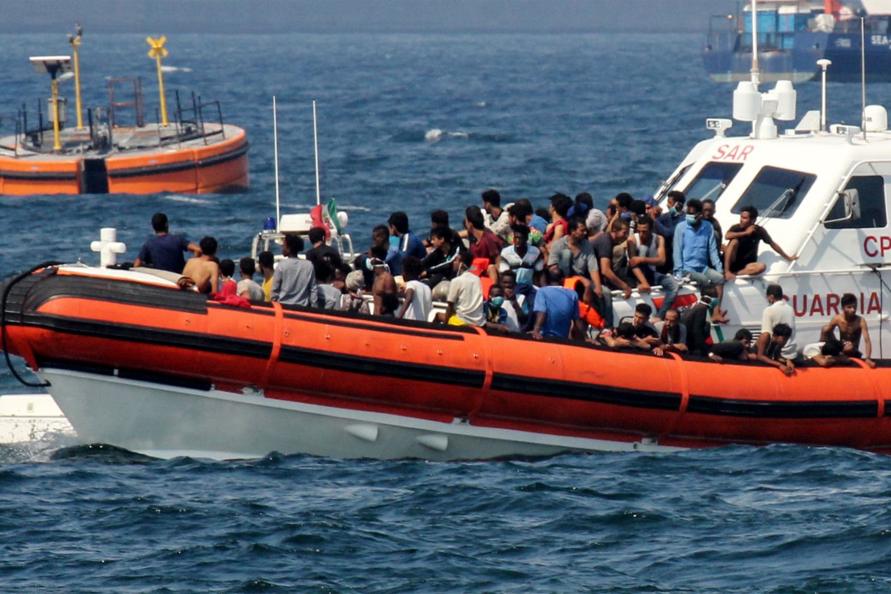 España rescata a más de 380 inmigrantes