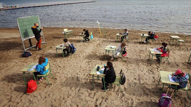 España: Colegio cambió las aulas por clases en la playa