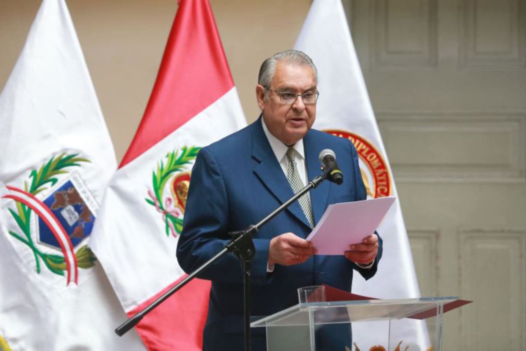 Canciller Allan Wagner saluda al presidente electo Pedro Castillo.