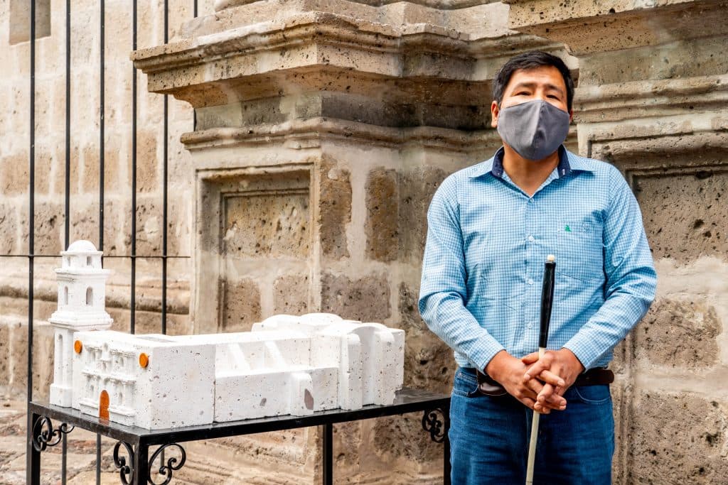 Colocan la quinta maqueta tiflológica en Arequipa
