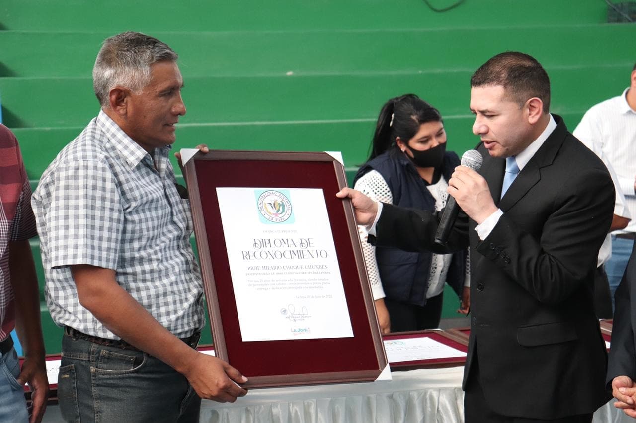 La Joya condecoró a docentes por sus años de servicio