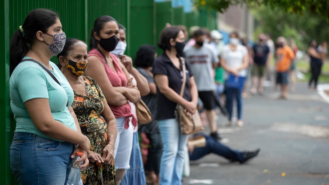 Aprueban cárcel para quien se salte la cola de vacunación