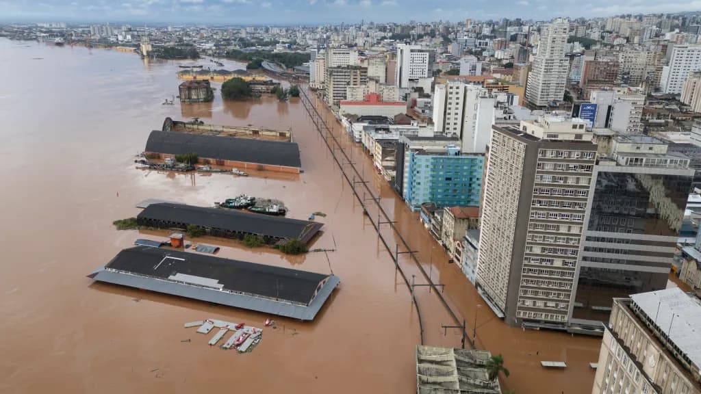 Aumentan a 76 los muertos por las históricas lluvias en Brasil
