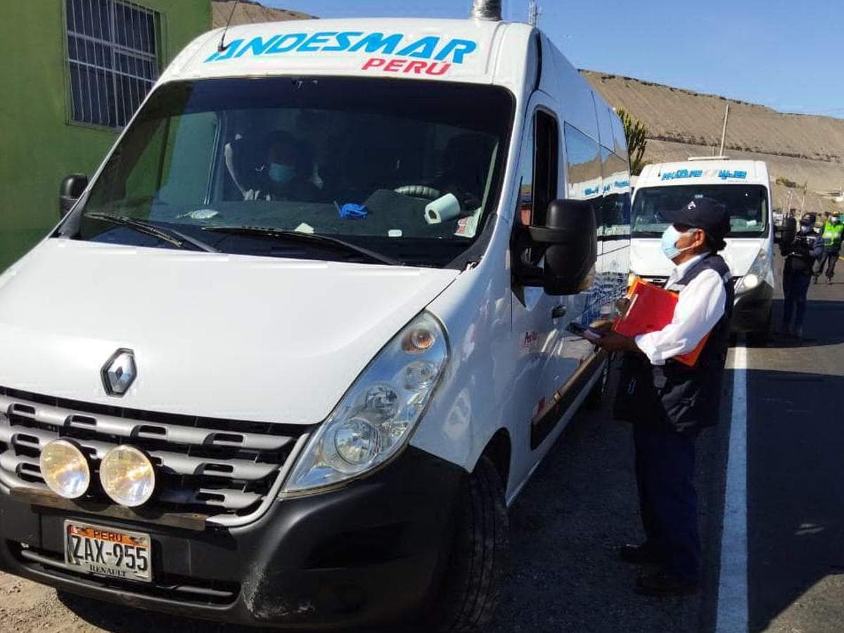 Vehículos no respetan las normas de tránsito y sanitarias