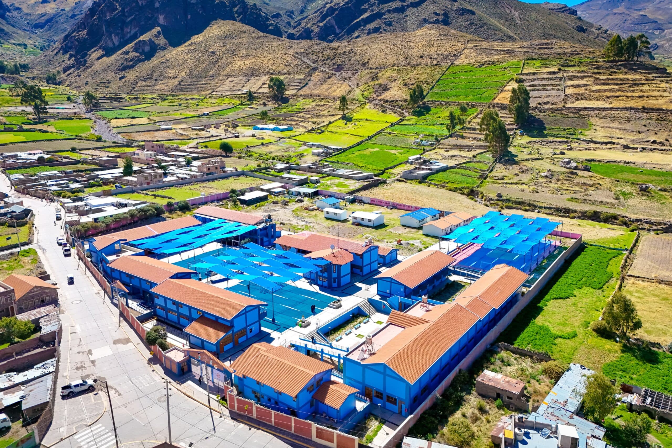 Rohel Sánchez entregó primeras tres etapas de colegio en Chivay
