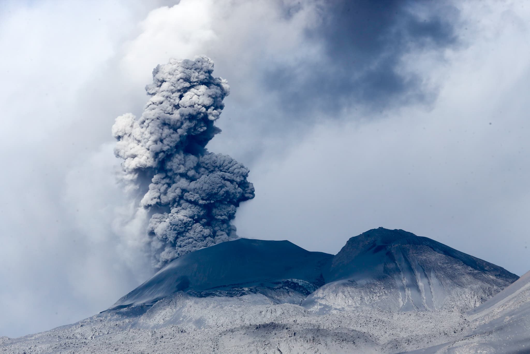 Volcán Sabancaya registra explosiones con cenizas
