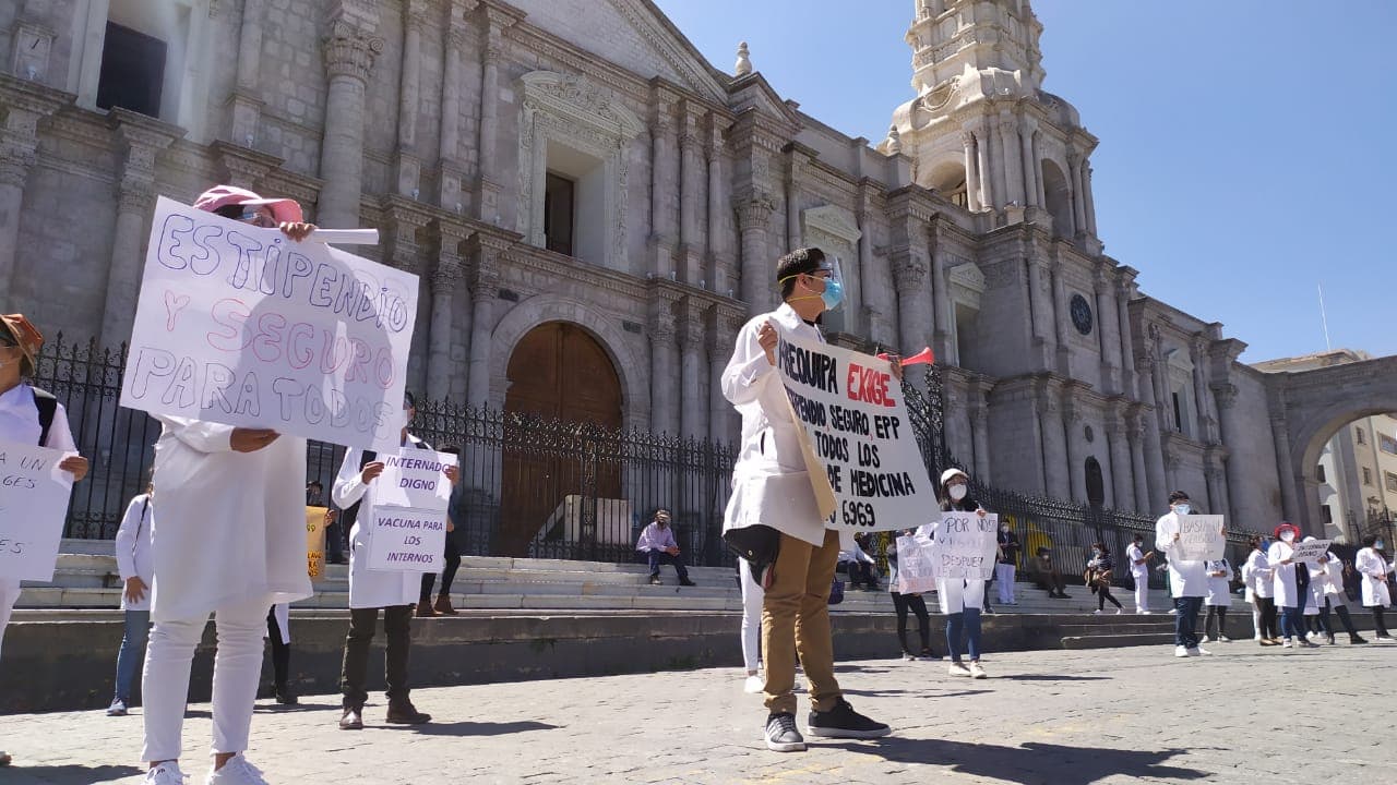 Estudiantes de Medicina Humana de la UNSA y UCSM protestan en la Plaza de Armas