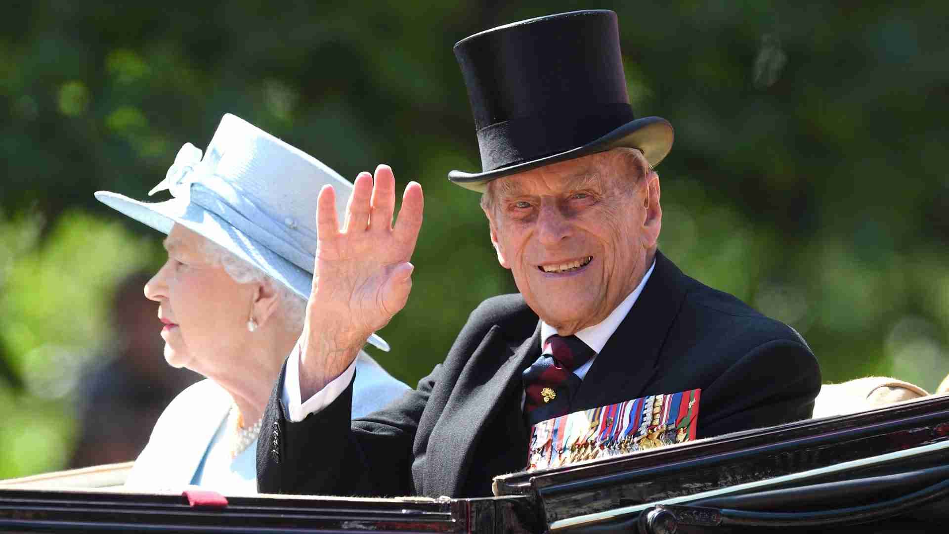 Reina Isabel II y familia real despiden a príncipe Felipe