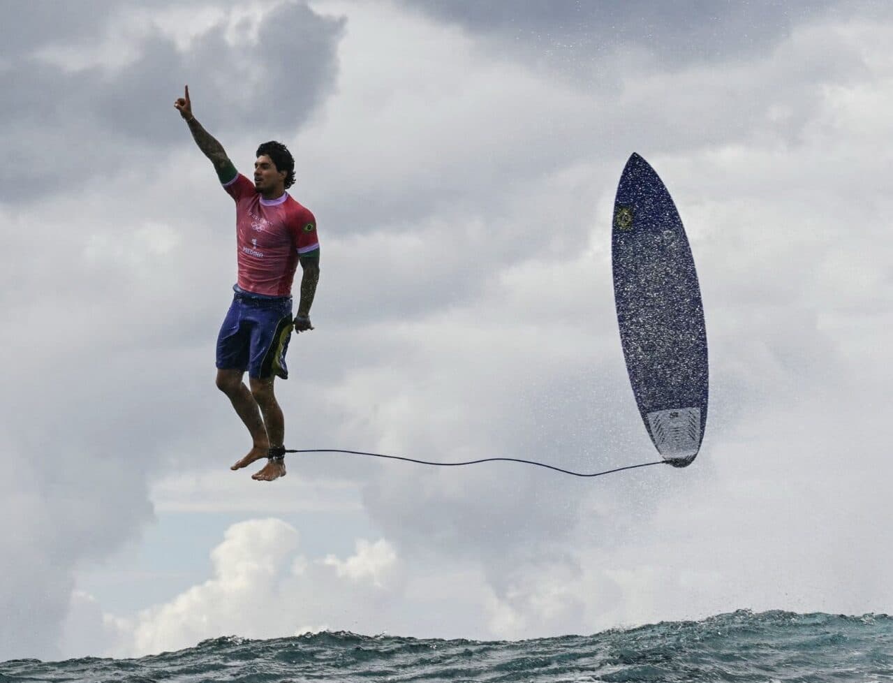 Surfista Gabriel Medina logra récord histórico en París 2024