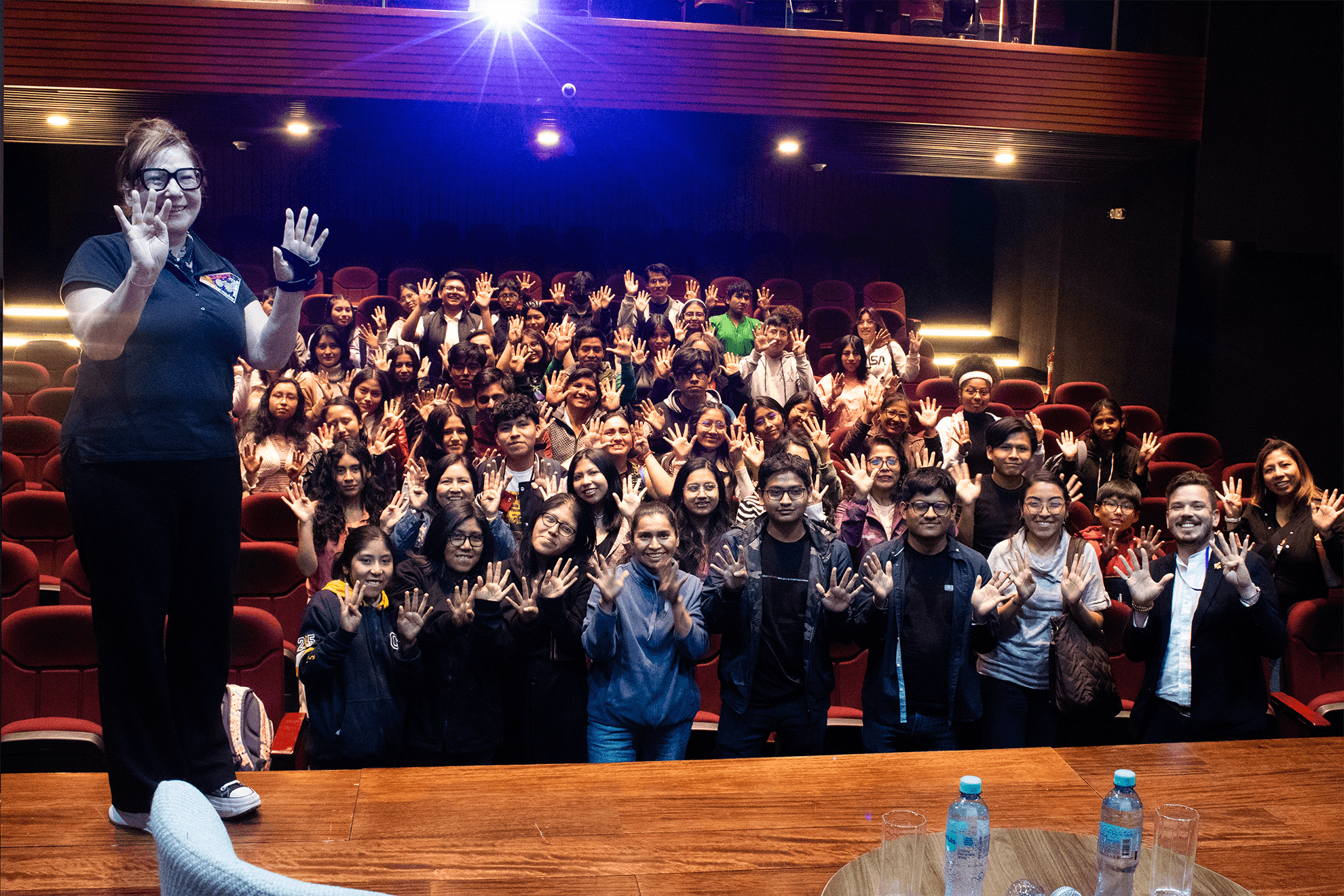 Científicas de la NASA motivan a estudiantes del Cultural a soñar