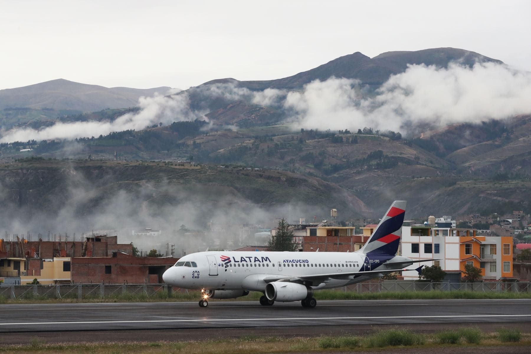 Implementan laboratorio móvil para descartar COVID-19 en aeropuerto
