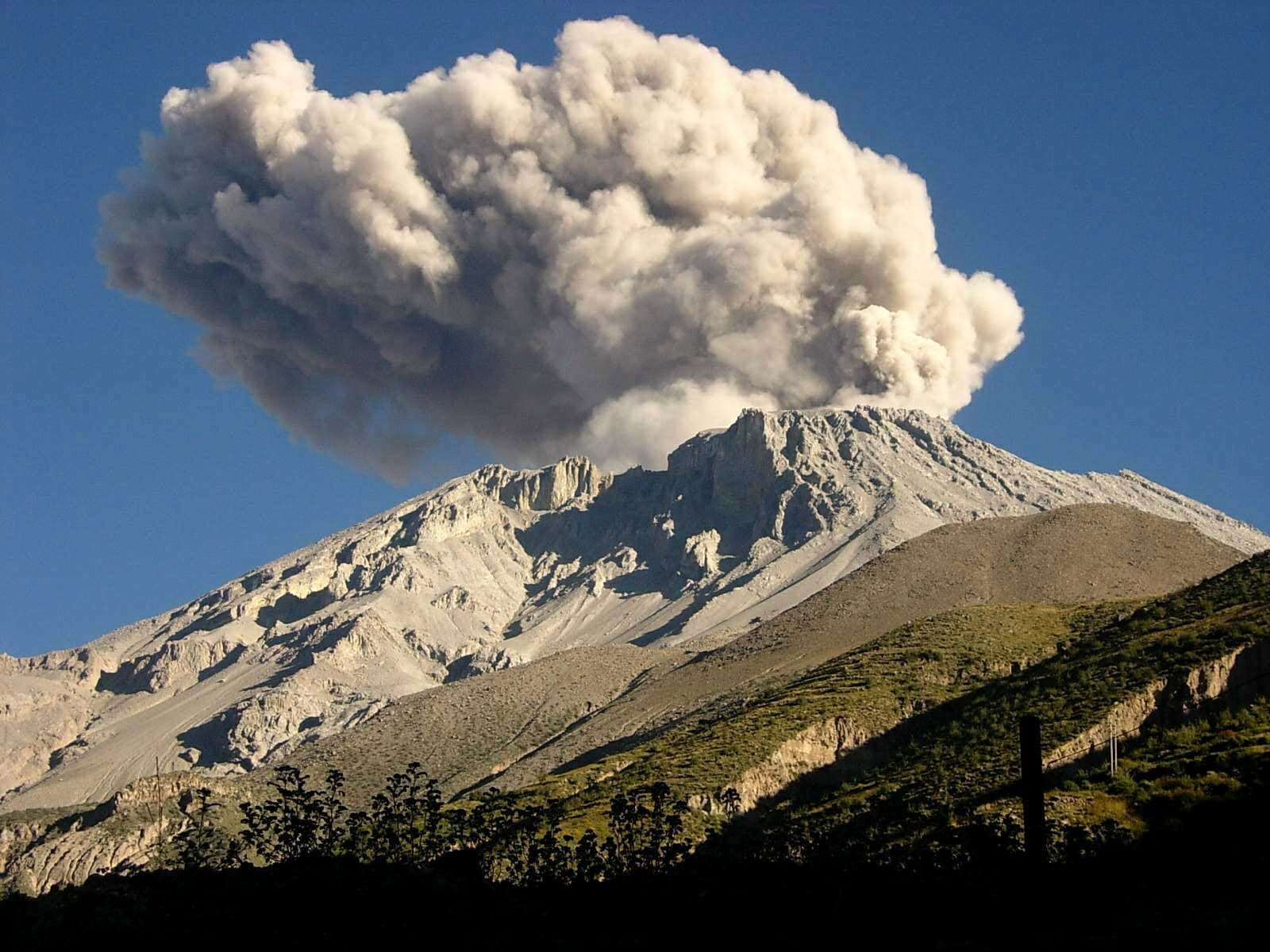 Volcán Ubinas expulsa cenizas de hasta 3,300 metros de altura