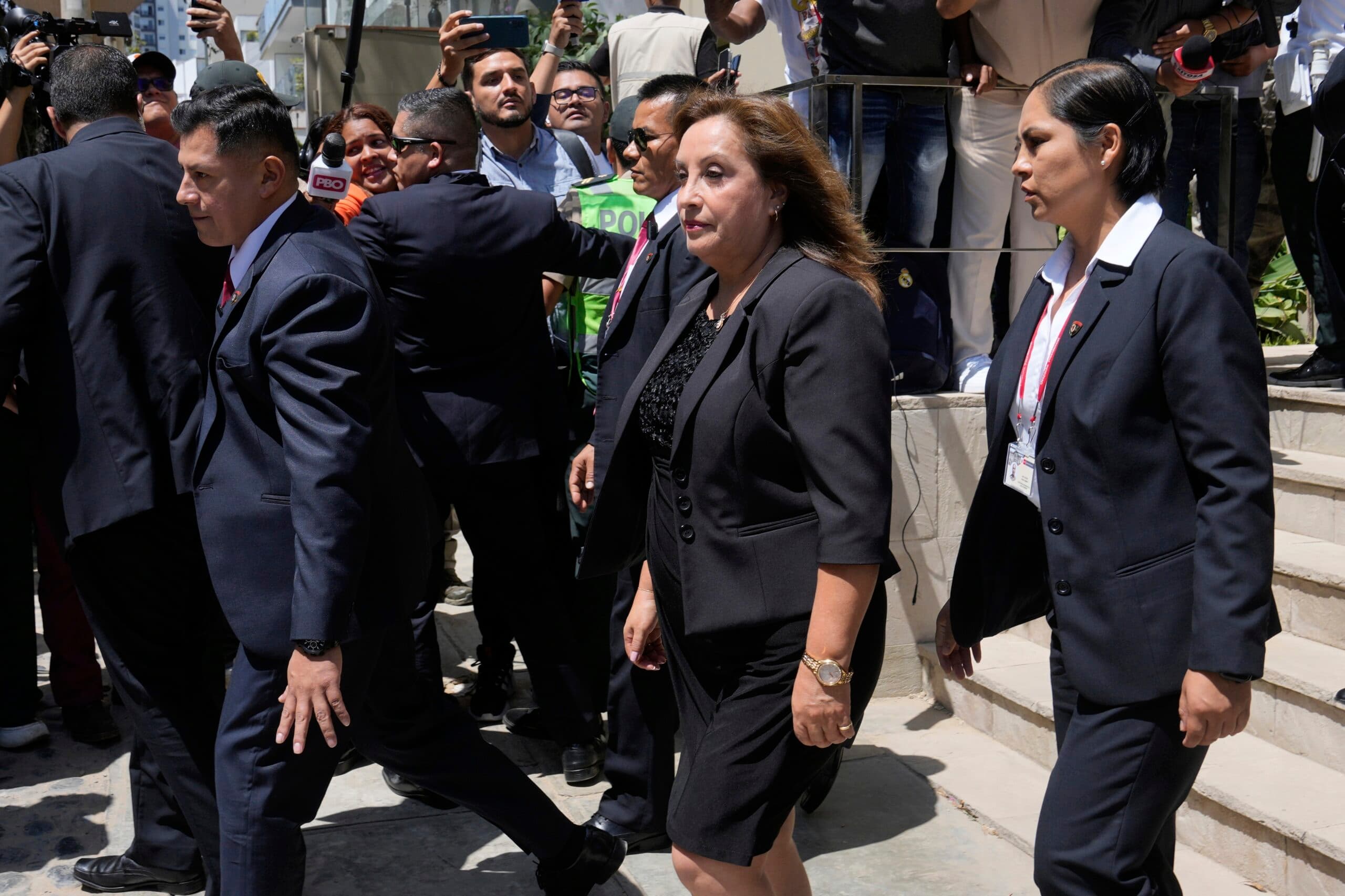 Presidenta Boluarte asistió al velorio privado de Vargas Llosa