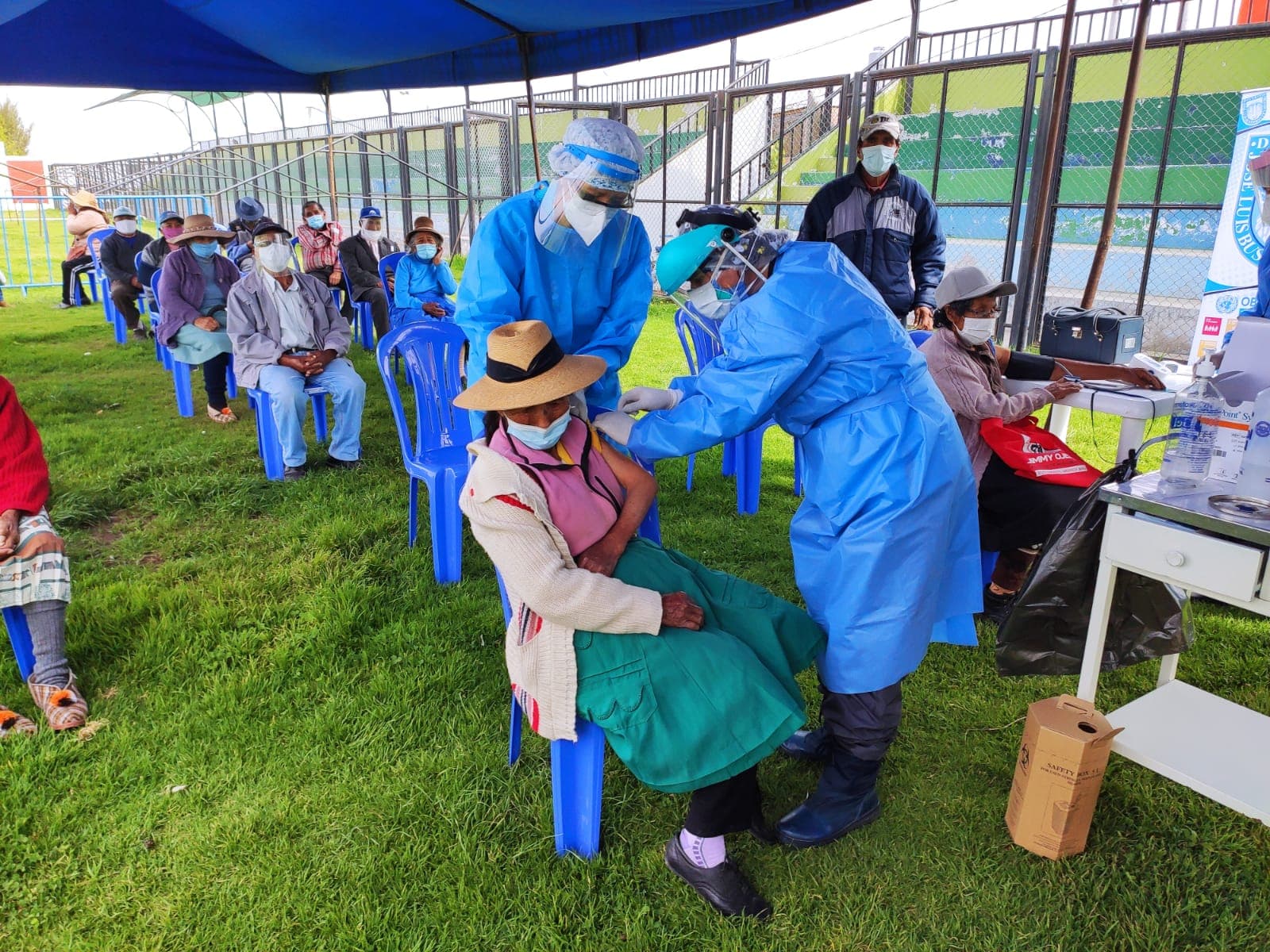 Primer día de vacunación de adultos mayores en Arequipa