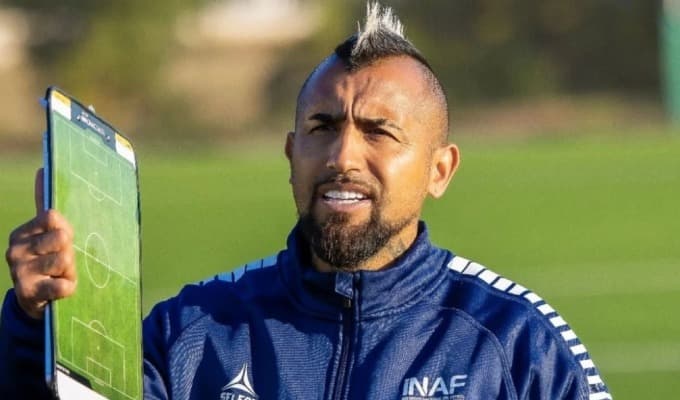 Arturo Vidal se gradúa como DT y sueña con dirigir a Chile