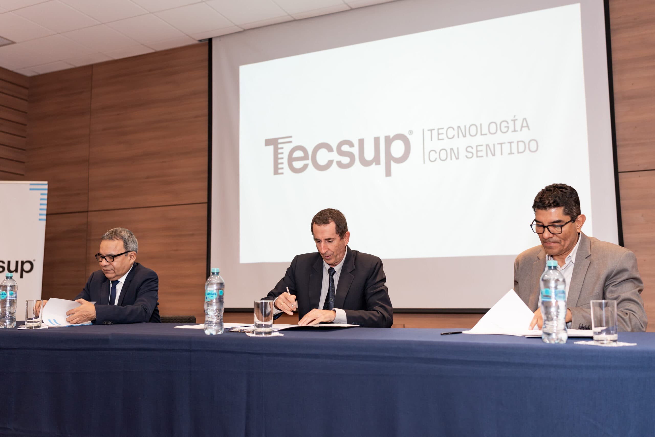 Tecsup, Antapaccay y Ferreyros se unen para financiar becas