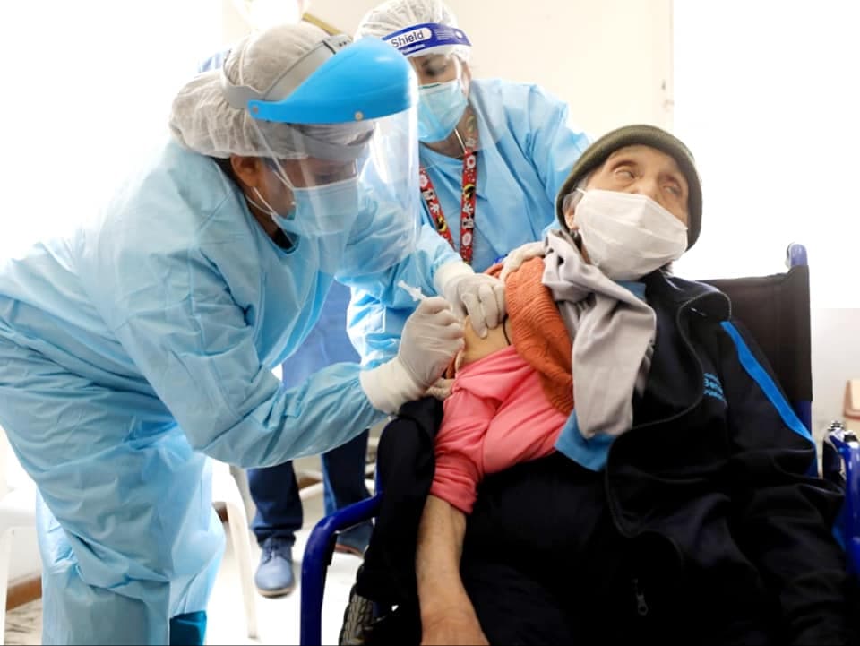 Vacunan a 29 adultos mayores del albergue “El Buen Jesús”