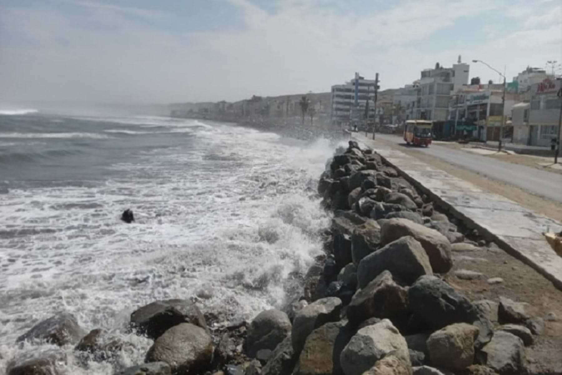 Balneario de Huanchaco es afectado por oleajes anómalos