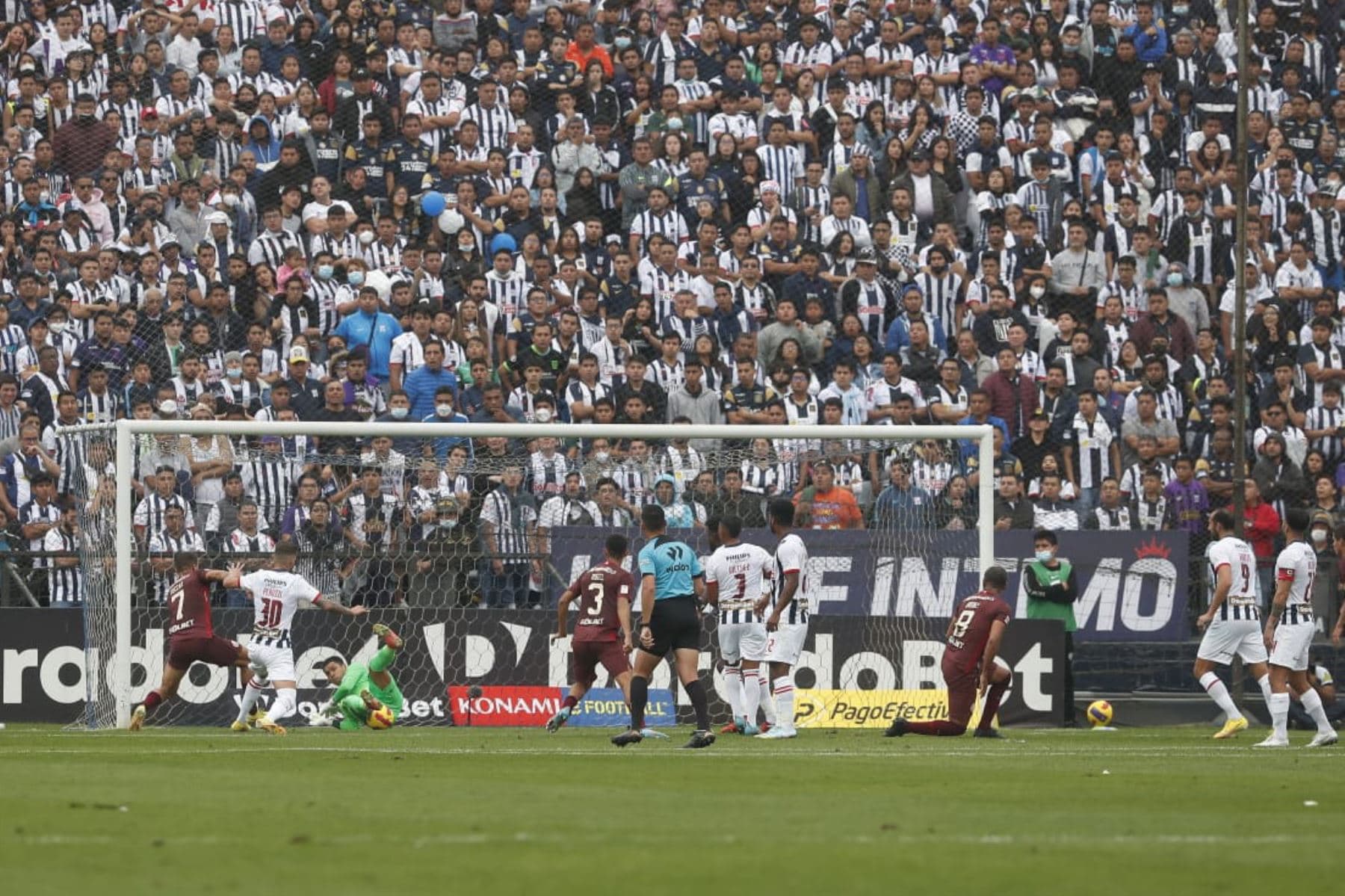 Alianza Lima pierde el clásico del fútbol por 2 a 0 en Matute