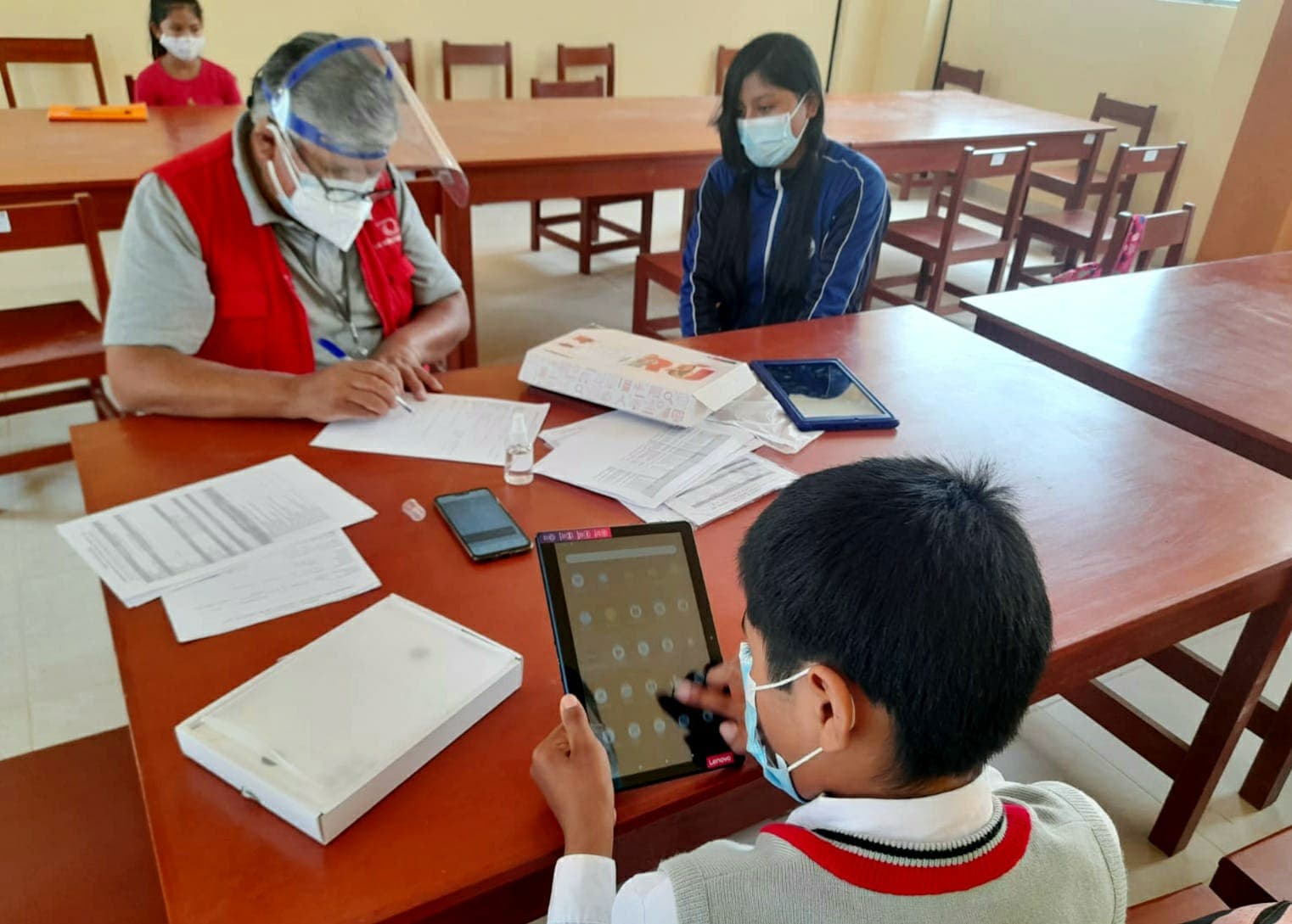 Escolares de Arequipa reciben tablets deficientes